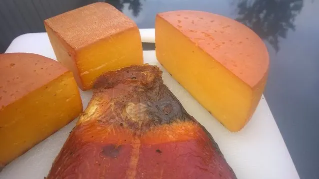 Lohi ja juustot kylmäsavustuksen jälkeen.​